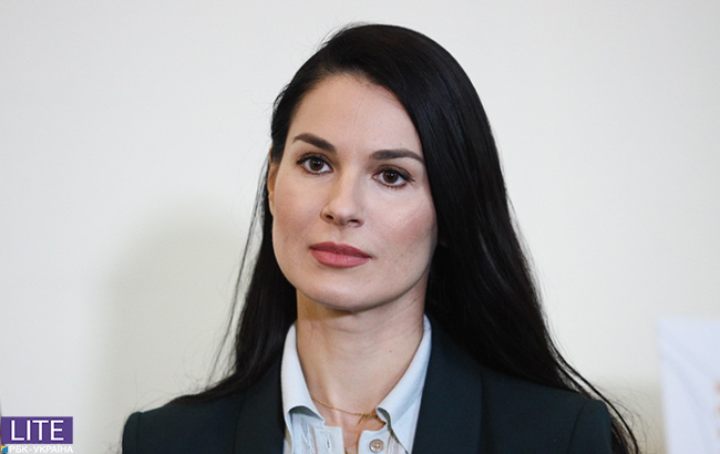 Маша Ефросинина показала сдержанный деловой образ в синих тонах на выставке "16 дней против гендерного насилия"